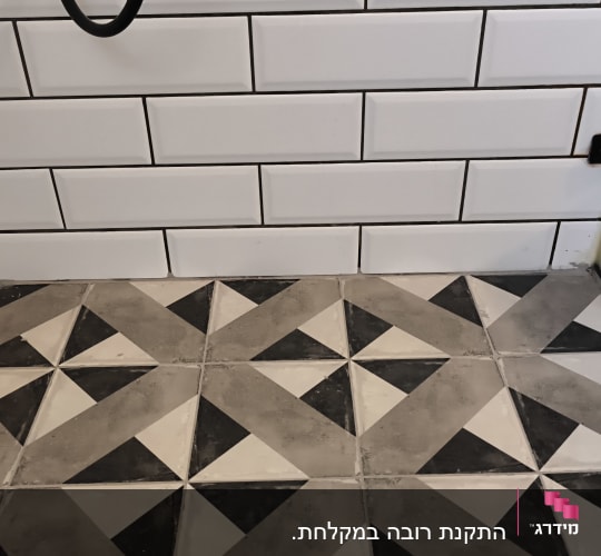 אריחי קיר ורצפה בעיצוב גיאומטרי בשירותים